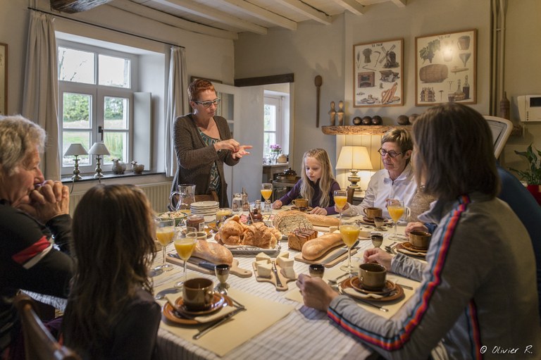 Les hôtes d'une chambre d'hôtes à la ferme en Wallonie profite du petit déjeuner