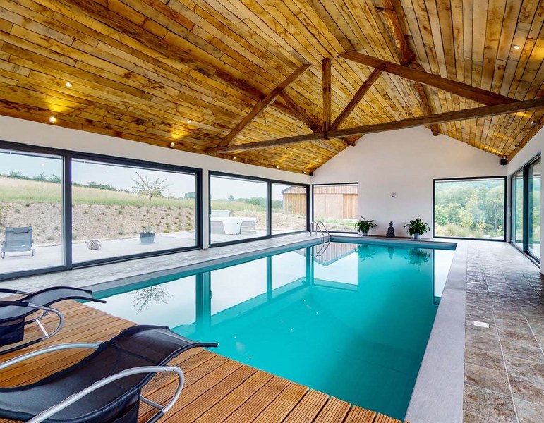 Holiday homes and B&Bs with an indoor pool